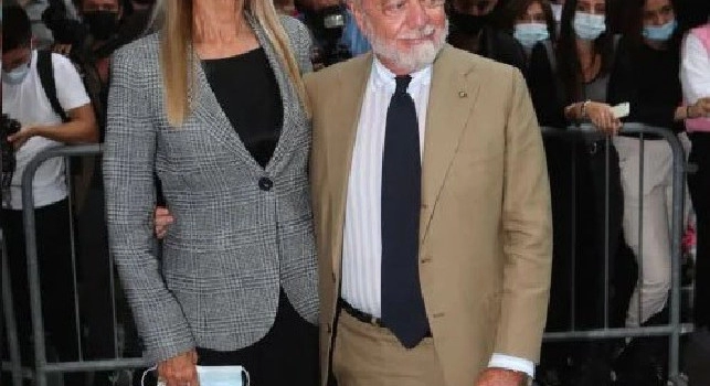 De Laurentiis alla Milano Fashion Week alla sfilata Armani con sua moglie Jaqueline [FOTO]