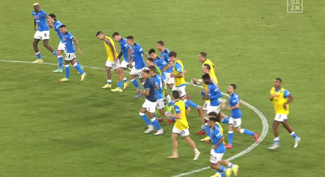 Il Napoli vince col Cagliari, festeggiamenti sotto le Curve per gli azzurri [VIDEO]
