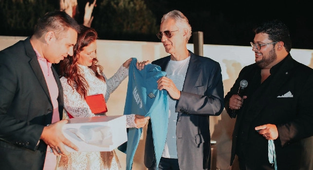 Bocelli in citt&agrave; esalta la squadra: Sono amico di Spalletti, questo Napoli pu&ograve; farcela