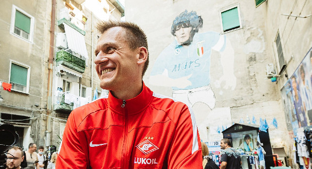 Lo Spartak Mosca in visita al murales di Maradona: Napoli. La grande città del grande calciatore [FOTO]