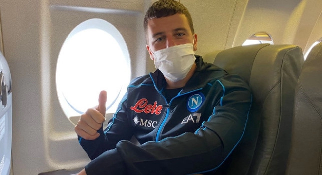 Napoli in viaggio verso Firenze, Demme sorridente a bordo dell'aereo [FOTO]