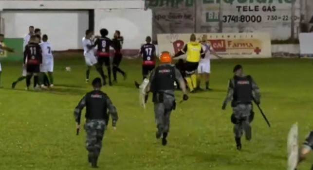 L'arbitro lo ammonisce per simulazione, lui gli dà un calcio in testa: ora è accusato di tentato omicidio!