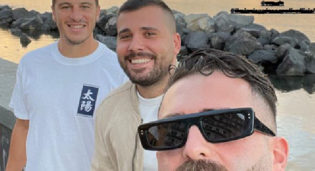 Demme si gode il lungomare di Napoli, il centrocampista azzurro in giro con alcuni amici [FOTO]