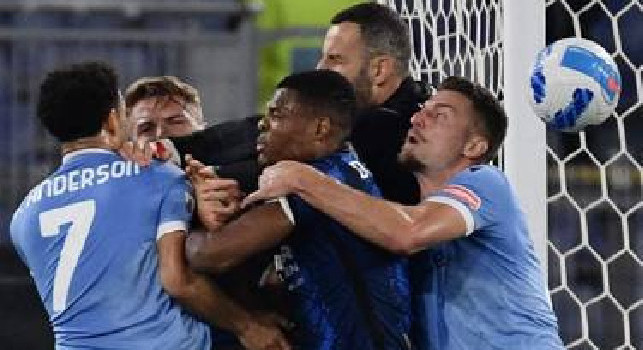 Lazio-Inter con polemica per il gol di Anderson: 4 ammonizioni, un espulso e due risse