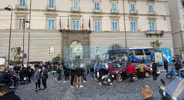 Cori e carica alla squadra, centinaia di ultras fuori l'Hotel Caracciolo per sostenere il Napoli! Scorteranno il pullman verso il Maradona [VIDEO CN24]