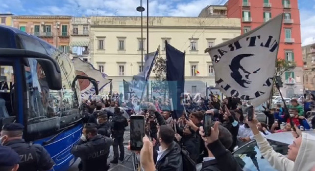 Il pullman del Napoli è partito verso il Maradona, cori e fiume di tifosi a sostenere la squadra! [VIDEO]