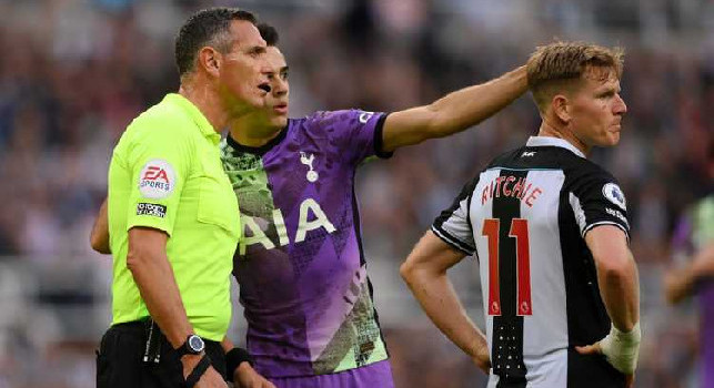 Premier League, Newcastle-Tottenham sospesa per un malore di un tifoso sugli spalti: l'hanno segnalato Dier e Reguilon
