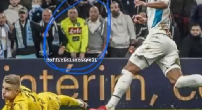 Complimenti anche al Napoli, 8 su 8. Milik segna davanti a un tifoso che indossa una tuta del Napoli e manda un messaggio al suo ex club [FOTO]