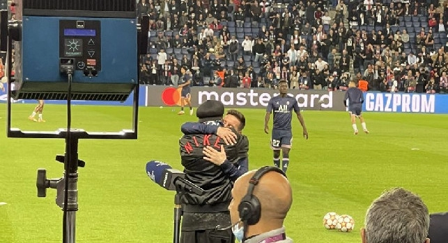 Champions League - PSG-Lipsia: splendido abbraccio tra Messi e Ronaldinho prima del match [VIDEO]