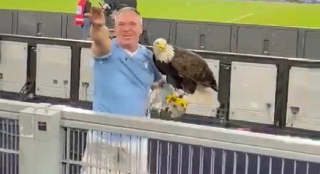 Falconiere della Lazio fa il saluto fascista ed inneggia al Duce: sospeso [VIDEO]