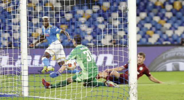 Con lui in campo il gol è assicurato, sta diventando una fissa da vecchia schedina, Osimhen ancora in gol: le pagelle dei quotidiani dopo Napoli-Legia