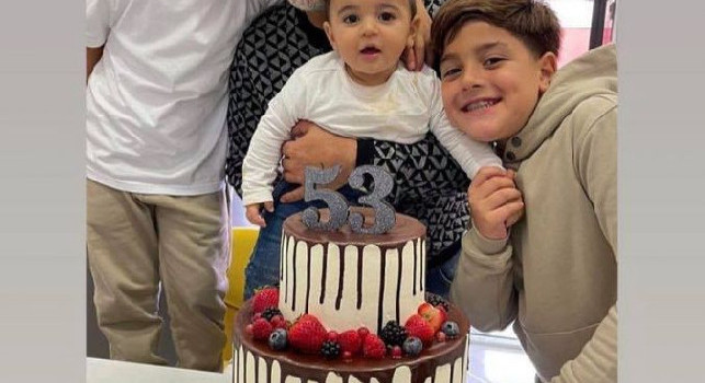 Festa a casa Insigne, i nipoti abbracciano nonno Carmine per il compleanno [FOTO]