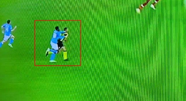 Anguissa incontenibile: travolge anche l'arbitro Massa durante una ripartenza [VIDEO]