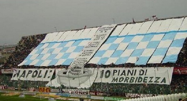 Da Salerno infiammano il match col Napoli e ricordano il 3-1 con lo striscione: Dieci piani di morbidezza [VIDEO]