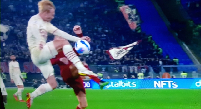 Roma-Milan, moviola Gazzetta: c'è il fallo di Kajer su Pellegrini, era rigore per i giallorossi. Sbagliato il secondo giallo a Theo