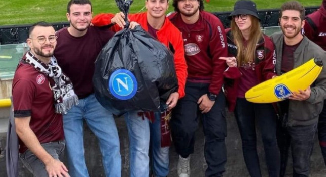 Salerno (50 km da Napoli), tifosi in curva con buste di spazzatura: quando l'idiozia eclissa lo sfottò
