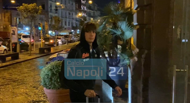 Napoli in ritiro all'Hotel Palazzo Caracciolo, Zanoli acclamato dai tifosi [VIDEO CN24]