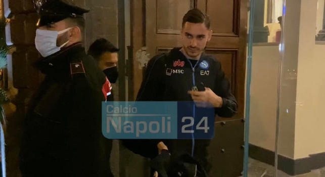 Napoli in ritiro a Palazzo Caracciolo, Meret torna dai tifosi per scattare foto [VIDEO CN24]