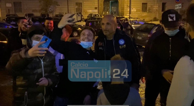 Quando viene il mister cala il silenzio!: Spalletti e il siparietto con i tifosi all'esterno del ritiro del Napoli [VIDEO CN24]