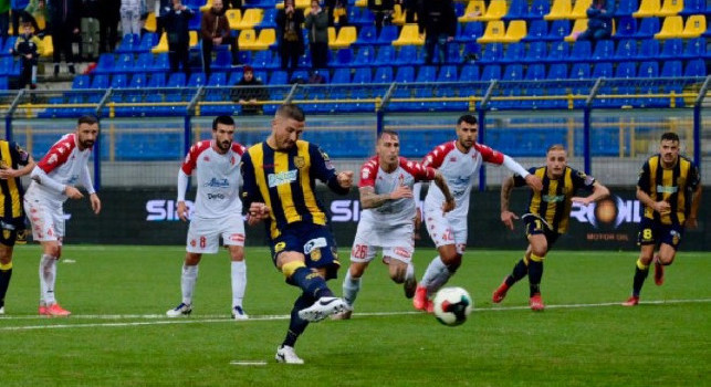 Juve Stabia, grande vittoria delle Vespe contro la corazzata Bari. Decide un rigore di Eusepi