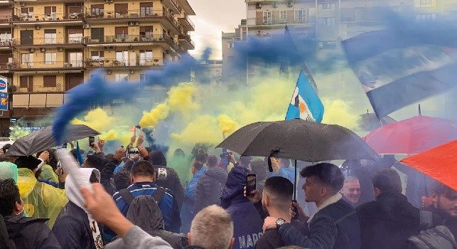Statua Maradona, cori e fumogeni: il tributo dei tifosi del Boca Juniors [VIDEO CN24]