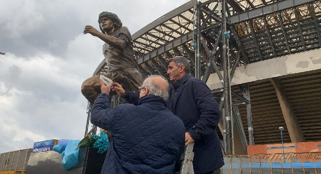 Statua Maradona, Bruscolotti e Giordano mettono la fascia di capitano al braccio di Diego! [VIDEO & FOTO CN24]