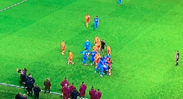 Galatasaray-Marsiglia: rissa in campo e partita sospesa [FOTO]