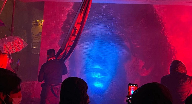 Maradona, nuovo murales inaugurato a Cercola: tantissimi tifosi presenti per l'evento [VIDEO]