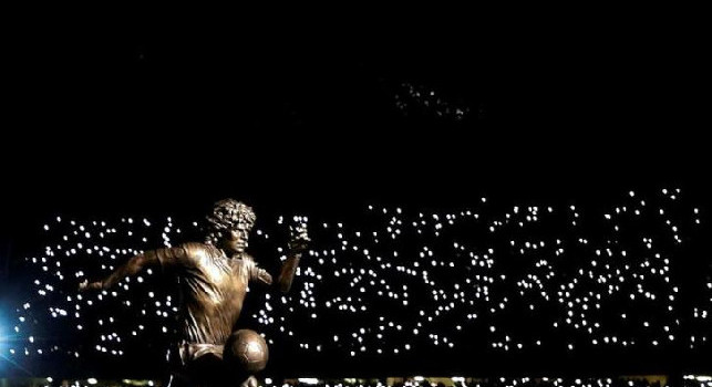 Statua di Maradona a Napoli De Laurentiis