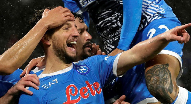 Doppio cambio per il Napoli: ovazione per Mertens, dentro Elmas e Petagna