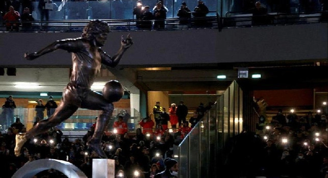 Osimhen davanti alla statua di Maradona: The king! [VIDEO]