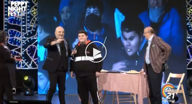 Esultanza e gomma sputata, il tifoso Salvatore ospite da Peppe Iodice: che risate! [VIDEO]