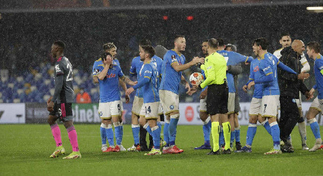 Moviola Napoli-Leicester, CorSport: Lahoz si affida al VAR sul raddoppio, inutili le proteste inglesi su Petagna!