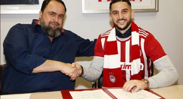 Manolas all'Olympiacos, c'è lo scatto della firma [FOTO]