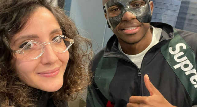 Maschera Osimhen, ecco tutte le immagini al momento della consegna: Perfetta dal primo indosso [FOTO]
