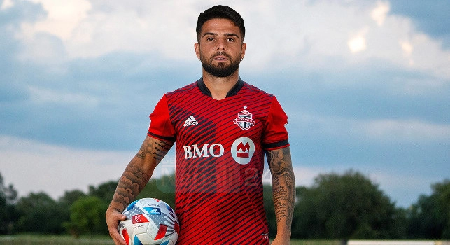 Pedull&agrave;: Insigne a due giorni da Juve-Napoli incontra il Toronto, il suo agente chiama una telecamera: professionalit&agrave;!