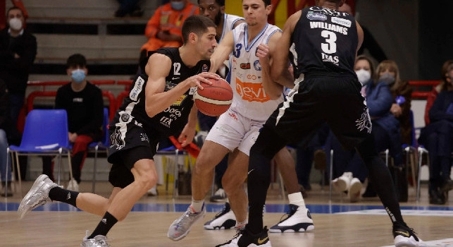 Troppi casi Covid, si ferma anche il basket; rinviata Napoli Basket-Fortitudo Bologna