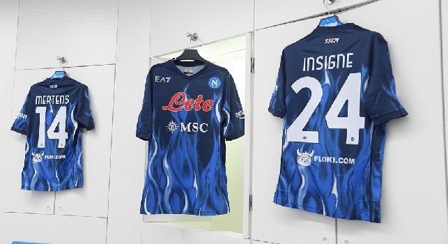 Tutto pronto nello spogliatoio del Napoli: in bella mostra le nuove maglie che indosseranno gli azzurri [FOTO]