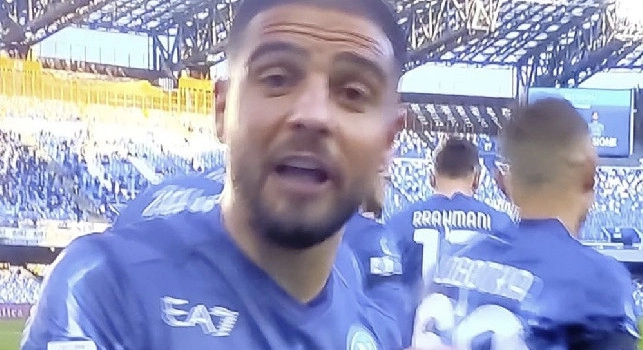 Insigne segna ed esulta indicando lo stemma del Napoli: Ci sono e ci sar&ograve; sempre [VIDEO]