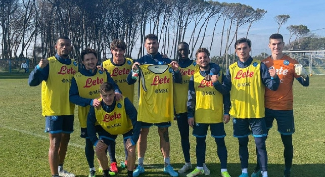 Napoli, la squadra gialla si aggiudica la partitina: scatto per celebrare il momento [FOTO]