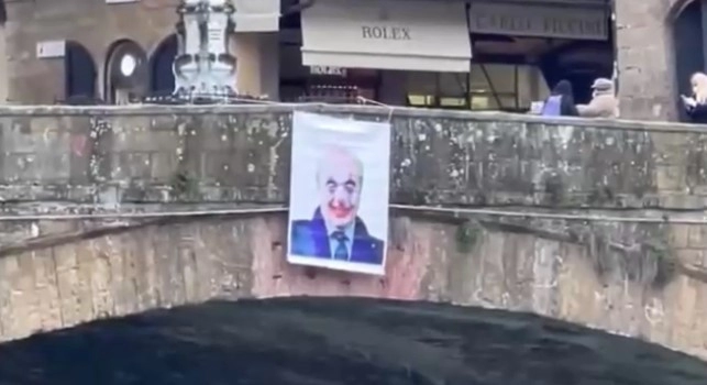 Vlahovic alla Juventus, contestazione dei tifosi fiorentini: Commisso vestito da pagliaccio! [VIDEO]