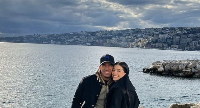 Allan torna a Napoli e la moglie si emoziona: Come siamo stati felici qui [FOTO]