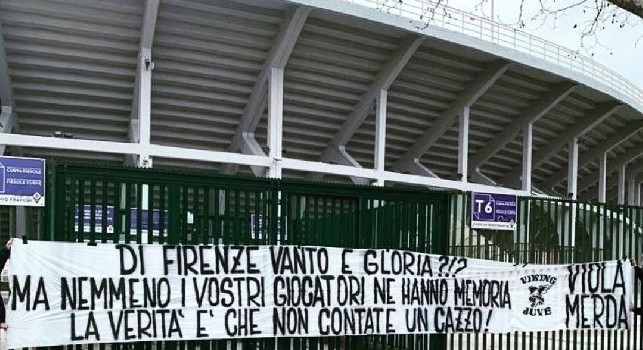 Juventus, striscione contro la Fiorentina all'esterno del Franchi: Non contate un c***o! [FOTO]