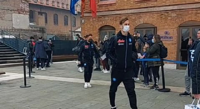 Il Napoli arriva al Penzo, volti concentrati per gli azzurri. Edo De Laurentiis su Instagram: Carica! [VIDEO]