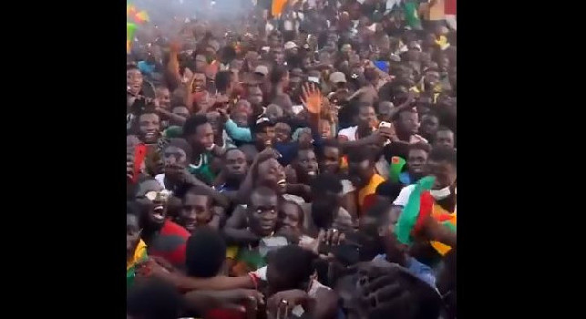 Senegal, accoglienza da brividi in patria per Koulibaly e compagni: gente pazza di gioia! [VIDEO]
