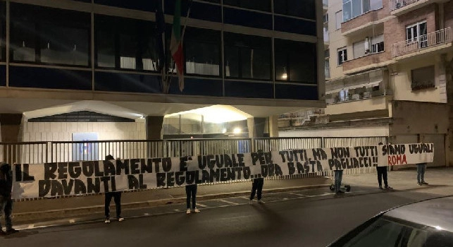 Roma, protesta dei tifosi contro gli arbitri davanti alla sede della FIGC: Ora basta, pagliacci! [FOTO]