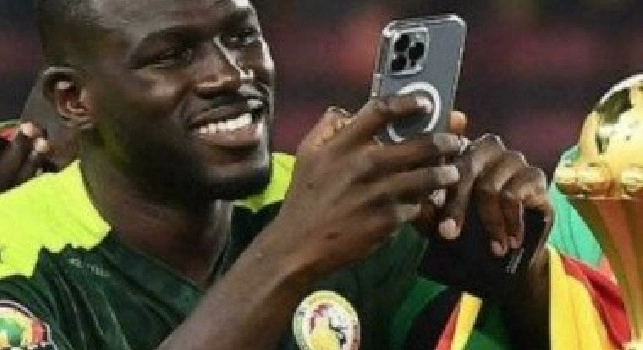 Koulibaly, disavventura per lui: telefono rubato dopo la premiazione dal Presidente [VIDEO]