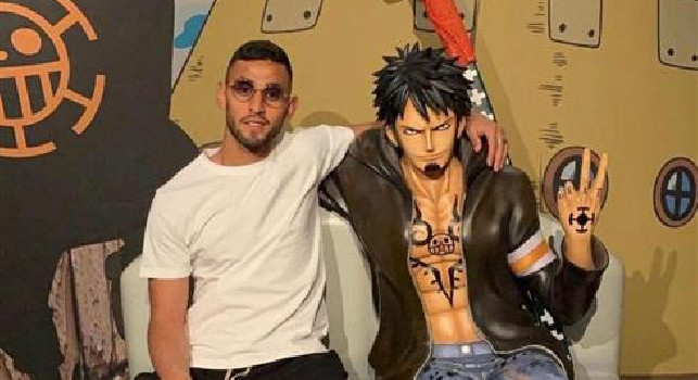 Ghoulam in posa con uno dei personaggi di One Piece: Trafalgar Law [FOTO]