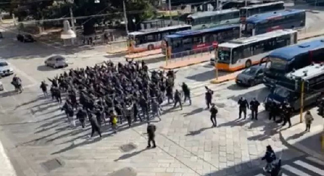 Cagliari-Napoli, tensione in città: tifosi partenopei scortati dalle forze dell'ordine [VIDEO]