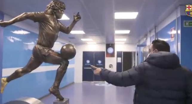 Xavi visita la statua di Maradona e sottolinea un difetto: Era mancino ma ha la palla sul destro [VIDEO]